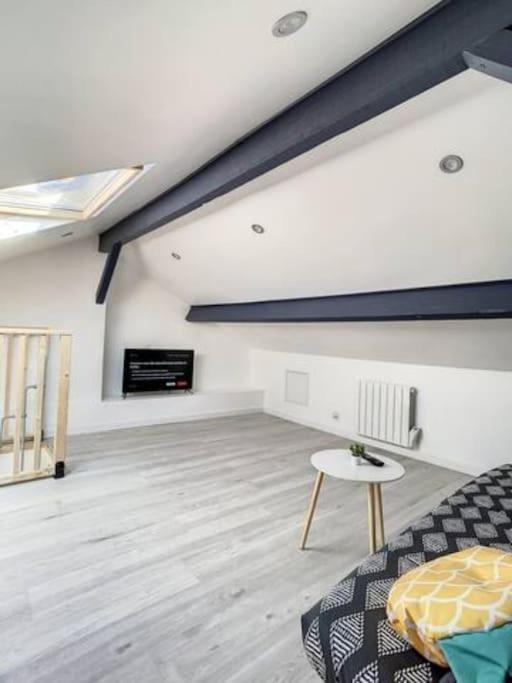Atypique T1 Duplex - Wifi .Parking .Proche .Gare Apartment Saint-Quentin  Bagian luar foto